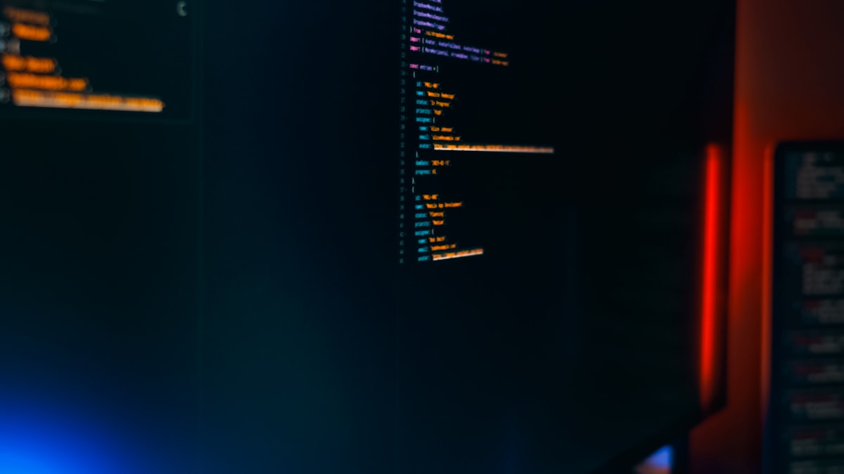 코드가 표시된 모니터 화면